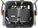3列目シートは跳ね上げ式で折りたたみ可能です。キャンプ用品など大きな荷物もばっちり収納可能です!