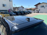 目立つキズ凹み等はありませんが、中古車という商品の特性ルーフには子キズや塗装しみがあります