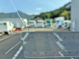 フロントガラスの中央下部に割れがあります。