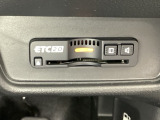 ハンドルの右下にETC2.0がついています。高速道路の料金所の通過も楽々です!。 カードの取り出しもしやすい場所についています。