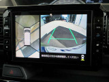 クルマを真上から見ているような映像をディスプレイに表示し、運転席からの目視だけでは見にくい車両周辺の状況をしっかり確認できます。