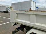 運転席側アオリ後部に傷があります。