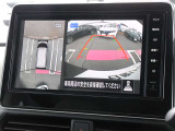 インテリジェント アラウンドビューモニター(移動物 検知機能付)搭載!上から見たようなナビモニターに映る映像で、駐車を安全簡単に。さらに人や自転車など周囲に動くものがあると表示とブザーでお知らせします。
