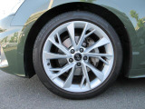 全車両に標準装備の純正アルミホイールは、純正ならではのバランスの良いデザインと、走行安定性をお楽しみ頂けます。