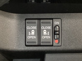 リアドアは乗り降りに便利な両側電動スライドドアです。また運転席に座っていながらスイッチ操作で自在にスライドドアを開け閉めできます。
