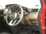 見通しのよいすっきりとした視界で、誰でも運転しやすいです。運転のしやすさは疲れにくさにも繋がります高いホールド性で運転姿勢が安定します。長距離ドライブでも疲れにくいのが魅力です
