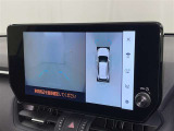 【パノラミックビューモニター】車を真上から見た状態をナビに映し出し、駐車時などをサポート☆クルマの斜め後ろなど、目が届きにくい箇所も確認できるため、いち早く障害物に気が付くことができます!