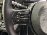 ステアリングにオーディオ操作スイッチが付いています。オーディオ画面に直接タッチしなくても操作が出来ますので、運転に集中できます。