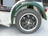 ブラックペイントホイール 14インチを装備。タイヤは、TOYO 155/65R14