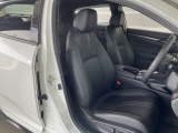 フロントシートは肘掛けとシートヒーター装備の電動パワーシートで、長時間でも快適ドライブ!