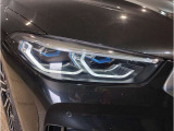 【レーザーライト】ブルーのデザインとBMW Laserのロゴにより視覚的にも個性を主張するレーザーライト。ハイビームモードを設定すると最長600mまでの距離を照射。夜間におけるドライビングの快適性を向上させます。