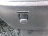 ちょっとしたお荷物をかけられるフックがあります。