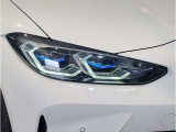 【レーザーライト】ブルーのデザインとBMW Laserのロゴにより視覚的にも個性を主張するレーザーライト。ハイビームモードを設定すると最長600mまでの距離を照射。夜間におけるドライビングの快適性を向上させますS