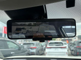 スマートルームミラー・後部座席に人が座っている時や、荷物が多い際でも後方確認がしやすいです。