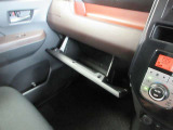 室内に小物を入れる収納スペースがあれば車内が片付きますね☆