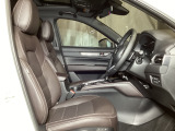 立体感があり、シート中央部とサイド部をくっきりと分断したサポート性の高い形状のシートが「人馬一体」感を強く演出しています。