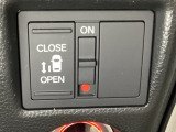 左側電動スライドドアは運転席からでも操作ができるように、ハンドル付近に開閉の操作スイッチが付いています。