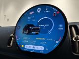 デジタルメーターパネル・速度表示が大きく見やすデジタルメーターです。ナビと連動して簡易的な案内を表示することもできます。