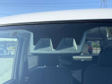 【スマートアシスト】走行中に前方の車両等を認識し、衝突しそうな時は警報とブレーキで衝突回避と被害軽減をアシスト。より安全にドライブをお楽しみいただけます。