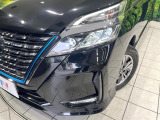 【LEDヘッドライト】悪天候や夜間走行時も良好な視界を確保し安心して運転できる高輝度LEDヘッドライトを装備!点灯速度が早く、消費電力も抑えられています。