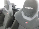 身体をしっかりホールドしてくれるRECARO社製のシートです。