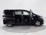 Honda独自のセンタータンクレイアウト、低床設計で床が低くドアも大きく開きますので、女性やお子様、ご年配の方にも一段と乗り降りがしやすくなっています。