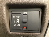 左側電動スライドドアは運転席からでも操作ができるように、ハンドル付近に開閉の操作スイッチが付いています。