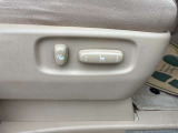 【パワーシート】自動車のシート位置や背もたれ角度などを電動モーターで調整できるシートのことで、スイッチ操作だけで前後・上下・リクライニングなどを細かく設定できる装備を指します