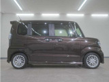 リアには左右スライドドアを採用。狭い駐車場でも開閉しやすく、強風の日でもドアが煽られにくくなっております。小さなお子さまやご年配の方も安心して乗り降りできます。