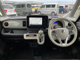 【インテリア】足元広々インパネシフト♪運転席から助手席への移動もラクラク♪運転席・助手席SRSエアバッグとSRSカーテンエアバッグ、フロントSRSサイドエアバッグ、6つのエアバッグを装備で安全装備充実