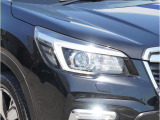 LEDヘッドライトです。しかもハンドルを切った方向にライトが動くステアリング連動ヘッドランプ付です!