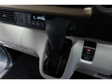 インパネシフトだから視線の移動も少なく足元もスッキリ♪運転席もゆったりしているのでゆとりを持ってドライブできますね!