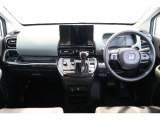 操作性に優れた運転席となります!小物入れや各ボタンの配置にこだわり、使いやすいです!座り心地もよく視認性も良好なのでロングドライブもお任せ下さい!
