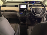 車内は光触媒抗菌消臭施工済です。スタイリッシュなデザインで暖かみのあるインパネ周りを演出します。グローブボックスやカップホルダーのほかにトレーなどたくさんの収納スペースが装備されています。