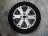 この車両に付属の夏用タイヤ。純正装着のアルミホイール組みです。