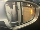オプション設定のレーンチェンジアシスト(ブラインドスポットモニター)車線変更時にミラーの死角にあるクルマをLEDの点滅で警告します