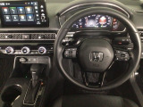 【ハンドル】運転にかかわる様々な操作を安全に行えるように視点移動が少なく操作性に配慮されたスイッチ類が凝縮されたコックピットです。