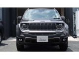 JEEPと言えば7スロットグリルです、7本のグリルはジープの証です。