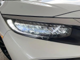 【LEDヘッドライト】悪天候や夜間走行時も良好な視界を確保し安心して運転できる高輝度LEDヘッドライトを装備!点灯速度が早く、消費電力も抑えられています。