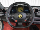 LED付カーボンファイバー製ドライバー・ゾーンを装着。エンジン回転数に合わせて点灯するLEDが、F1マシンのような高揚感を与えます。