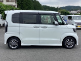 大きく開くスライドドアで狭い場所でも隣を気にすることなく楽に乗り降りできます