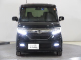 ハロゲンより明るく、より遠くまでさらなる安心感のあるLEDヘッドライトを採用。照射軸の上下方向を自動調整するオートレベリング機構、点灯忘れも防止できるオートライトコントロール機構付きです。