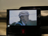 【車内でのひとときを楽しく】テレビの視聴機能も備わっています。休憩中や待ち合わせのちょっとした時間も、退屈せずに心地よく過ごせる嬉しい機能です。