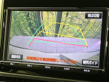 【バックカメラ】駐車時に後方がリアルタイム映像で確認できます。大型商業施設や立体駐車場での駐車時や、夜間のバック時に大活躍!運転スキルに関わらず、今や必須となった装備のひとつです!