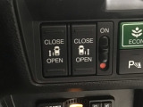 【両側パワースライドドア】両側がパワースライドドアになっており、運転席のスイッチやスマートキーでも開閉が可能です!開口部も広いので乗り降りも楽々♪