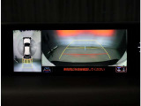 パノラミックビューモニター。車両を上から見たような映像を表示。運転席から目視しにくい車両周囲の状況をリアルタイムで確認できます。