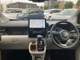 すっきりした運転席周りにはナビやエアコンの操作パネルを設置しておりますので、お一人での運転でもご安心できます。