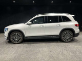 メルセデス・ベンツ八王子の最新のショールームには、大型モニターがあり最先端のメルセデス・ベンツをご体感頂けます!屋内展示場のため、天候の悪い日でも、ごゆっくりとお車をご覧頂ける店舗でございます!