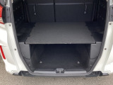 2段でも積める便利な荷室。備え付けのボードを使えば上下で積みわけができて便利です。