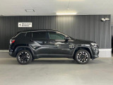 【ホイールアーチ】台形ホイールアーチはJeep伝統のデザインです。採用している理由は諸説ありますが、オフロードを走行する際にタイヤとボディが干渉しあわないよう配慮した作りにするためとなります。
